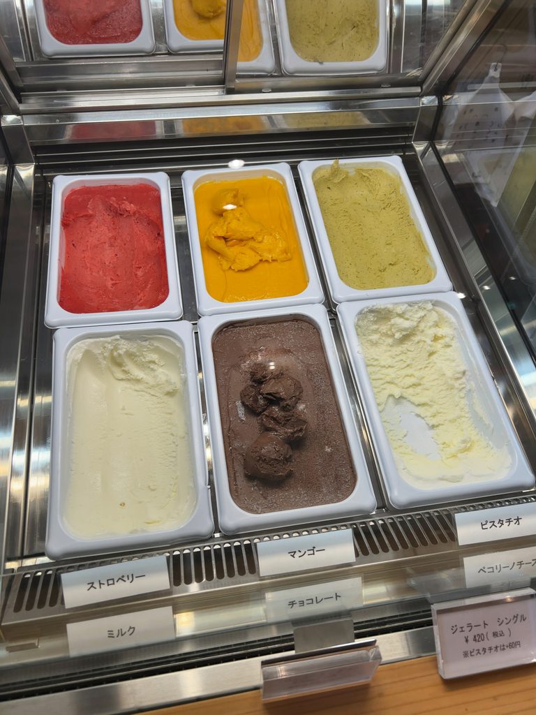 「じんぎすかん あんべ」のジェラートショーケースに並ぶ6種類のフレーバー