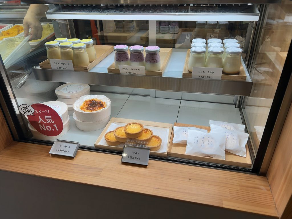 「じんぎすかん あんべ」のショーケースに並ぶペコリーノチーズを使ったプリンやチーズケーキ