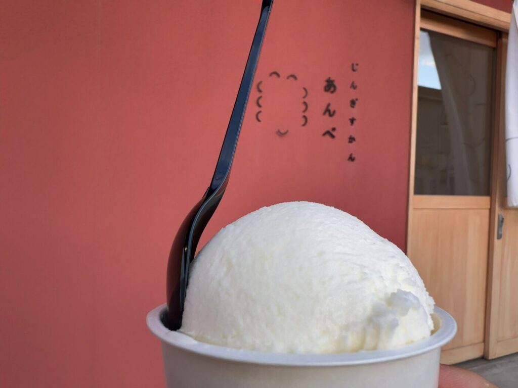 「じんぎすかん あんべ」の赤い外壁を背景にしたペコリーノチーズのジェラート