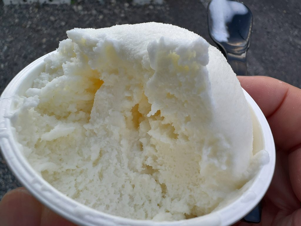 「じんぎすかん あんべ」のペコリーノチーズジェラートの断面