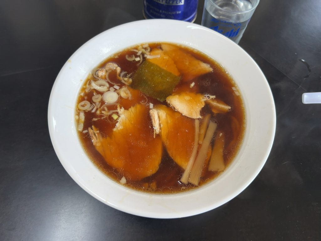 醤油スープに薄切りチャーシューが乗った「中華そば 銀蝶」のチャーシューメン