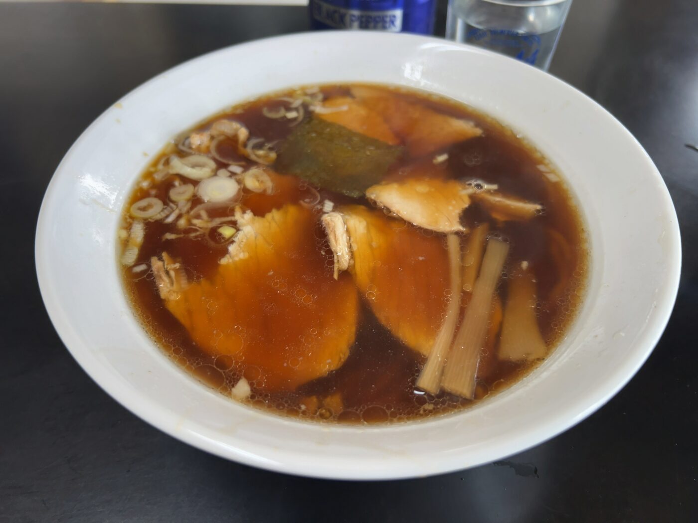 透き通った醤油スープに薄切りチャーシューが乗った「中華そば 銀蝶」のチャーシューメン