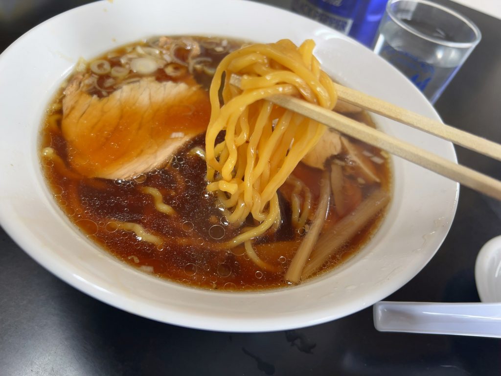 「中華そば 銀蝶」のチャーシューメンの黄色い中太縮れ麺