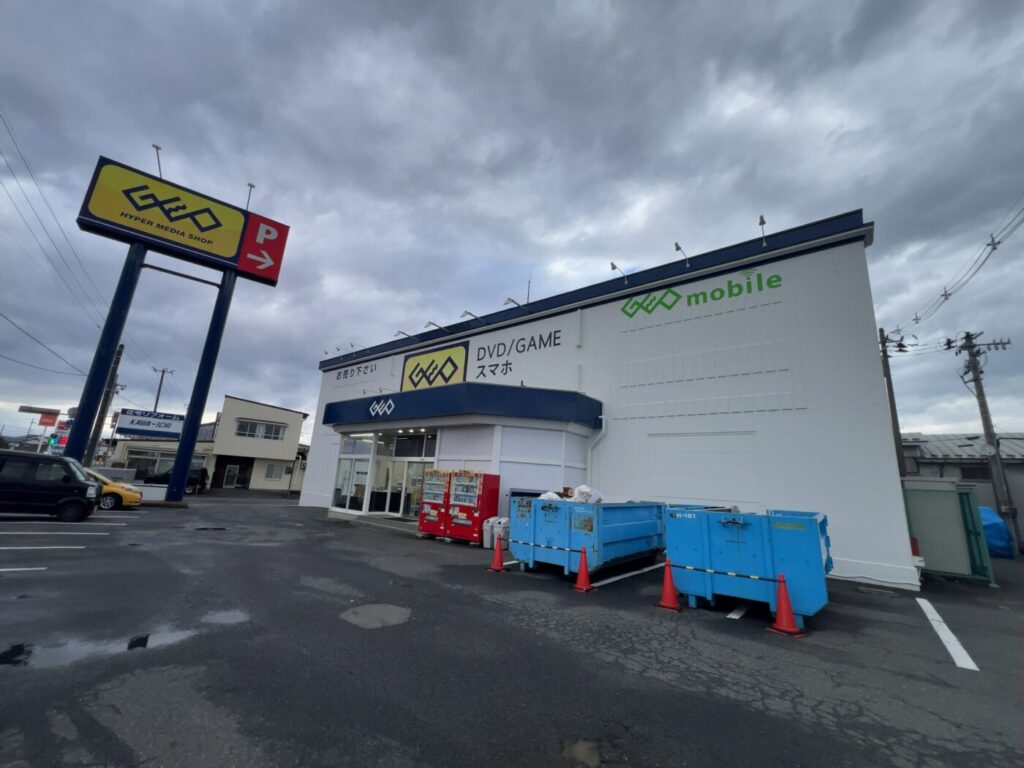 駐車場と黄色い「GEO」の看板がある「ゲオ盛岡高松店」の建物全体