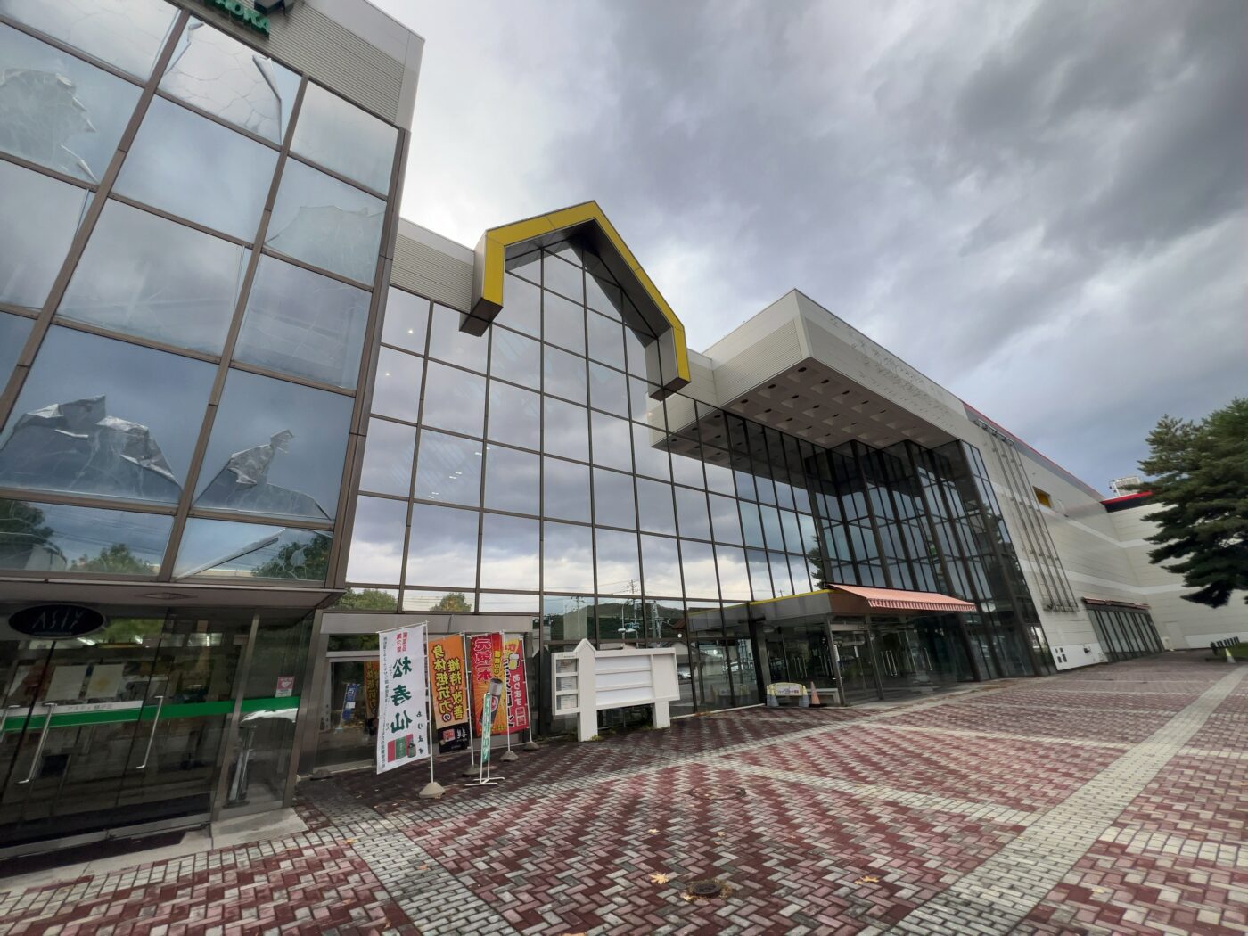 ガラス張りの吹き抜けと黄色い切妻型フレームが特徴的な「MEGAドン・キホーテ盛岡店（仮称）」予定地の建物正面
