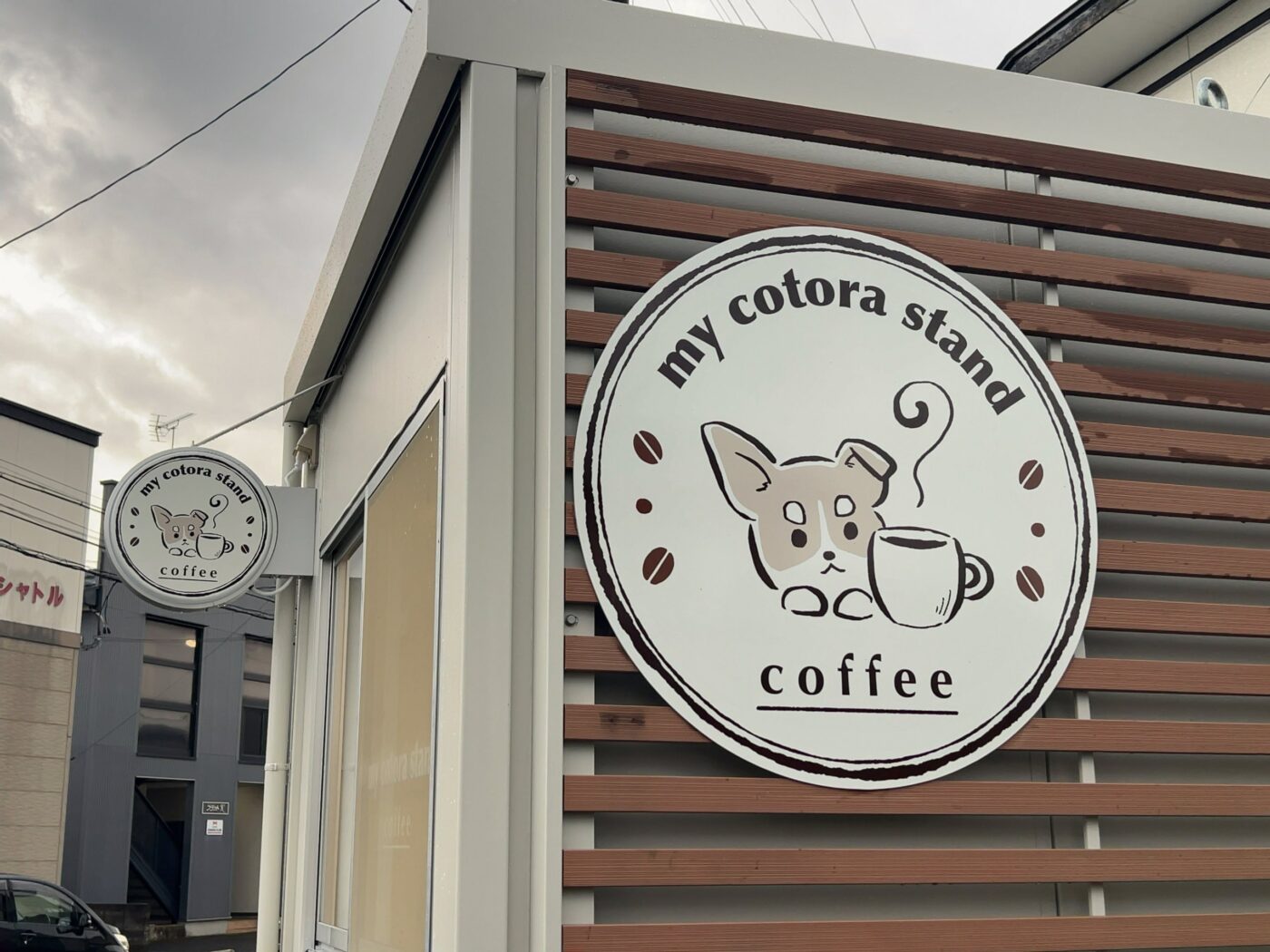 my cotora stand の丸い看板。チワワのイラストとコーヒーカップ