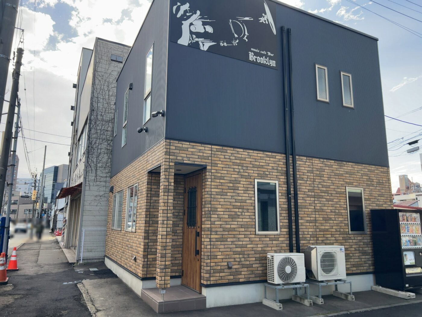 ハチカドが入る建物の入口と外壁