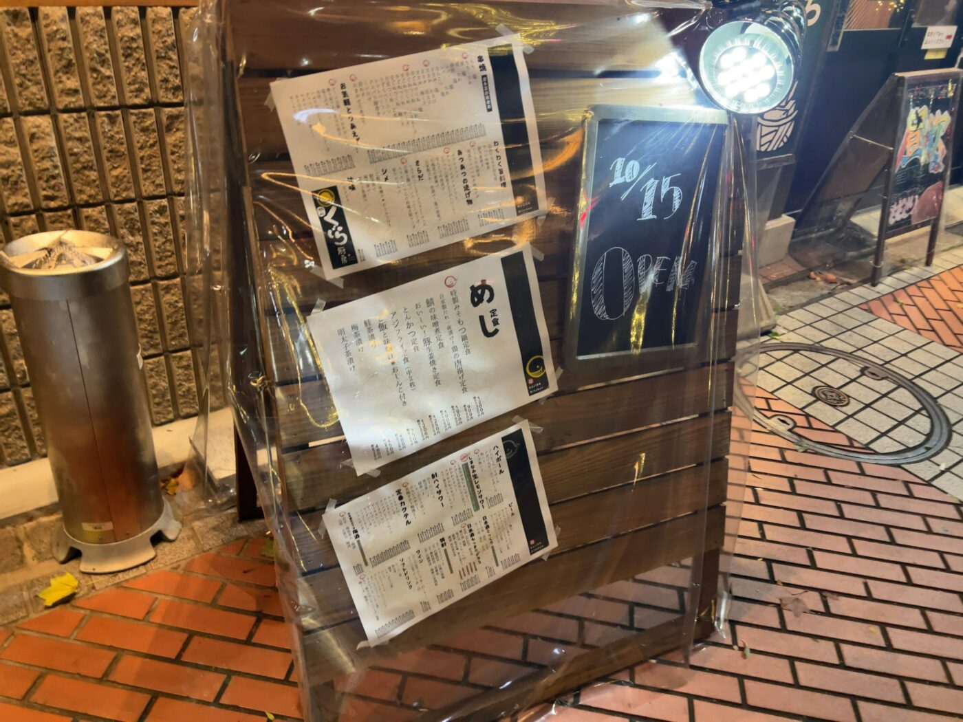 くじら厨房の店頭に貼られた3枚のメニュー