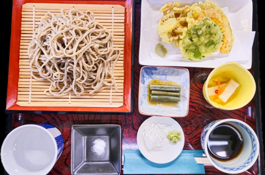 母ちゃんの店わがや「新そば堪能セット」の十割そばと天ぷら・副菜
