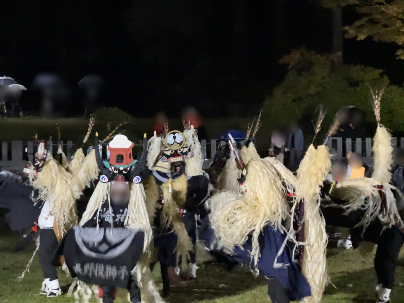 遠野郷八幡宮 紅葉ライトアップのしし踊り。白っぽい毛をまとったししが並んで舞う様子