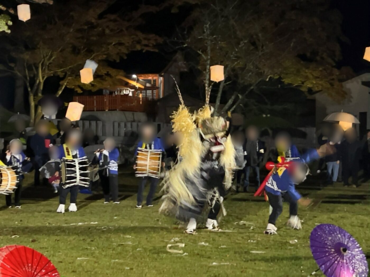 遠野郷八幡宮のしし踊り。太鼓や笛の演奏者としし