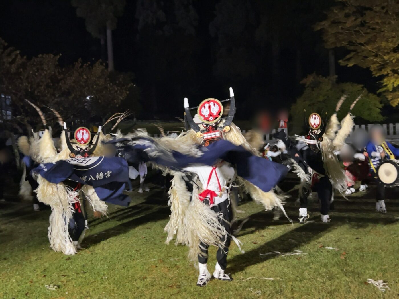 遠野郷八幡宮のしし踊り。面をつけた3頭のししが舞う様子