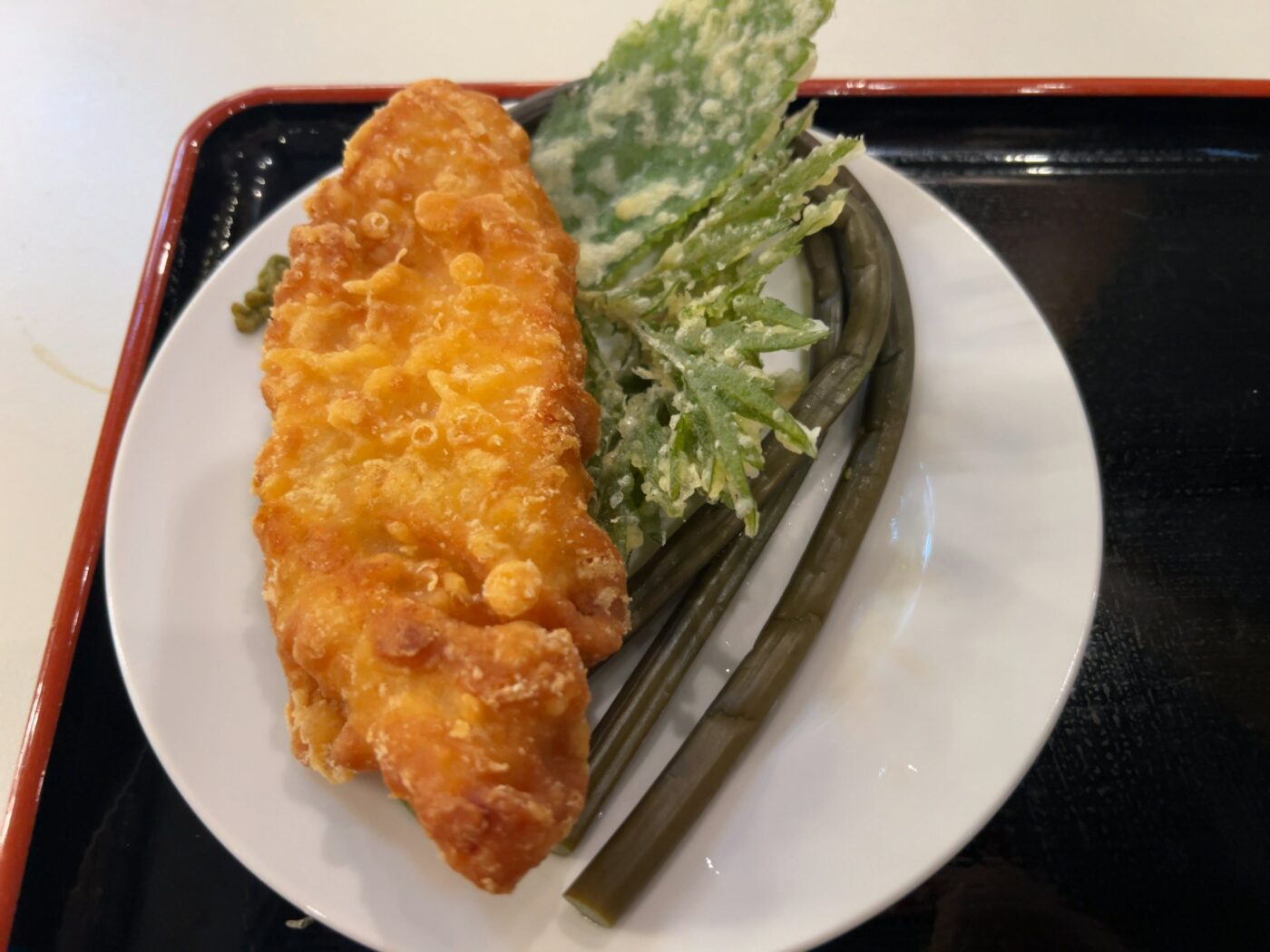 レストハウスゆのさわのおかず、かしわ天と山菜とわらび