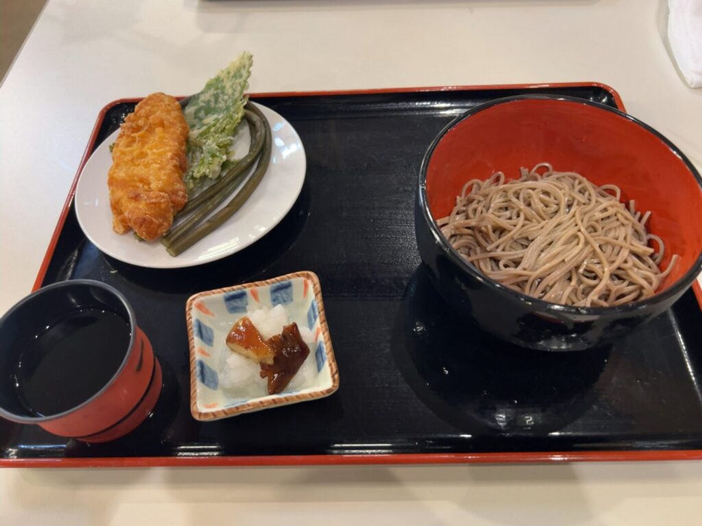 レストハウスゆのさわの二八そば食べ放題。そば、つゆ、おかずの皿、大根おろしの小鉢