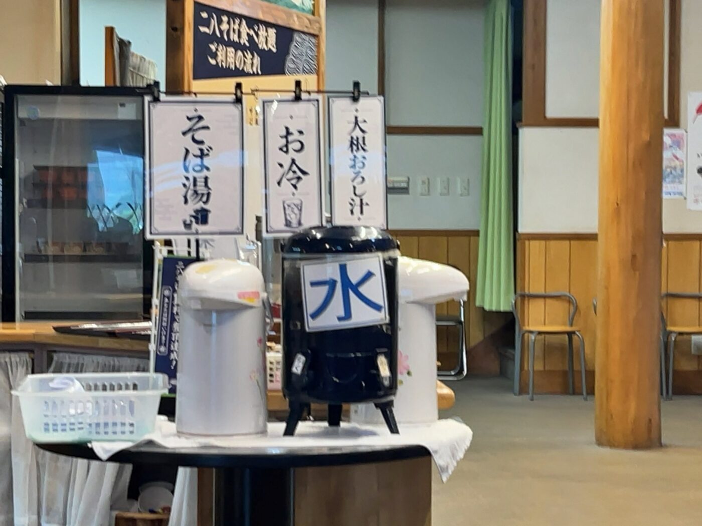 レストハウスゆのさわの水とそば湯のコーナー