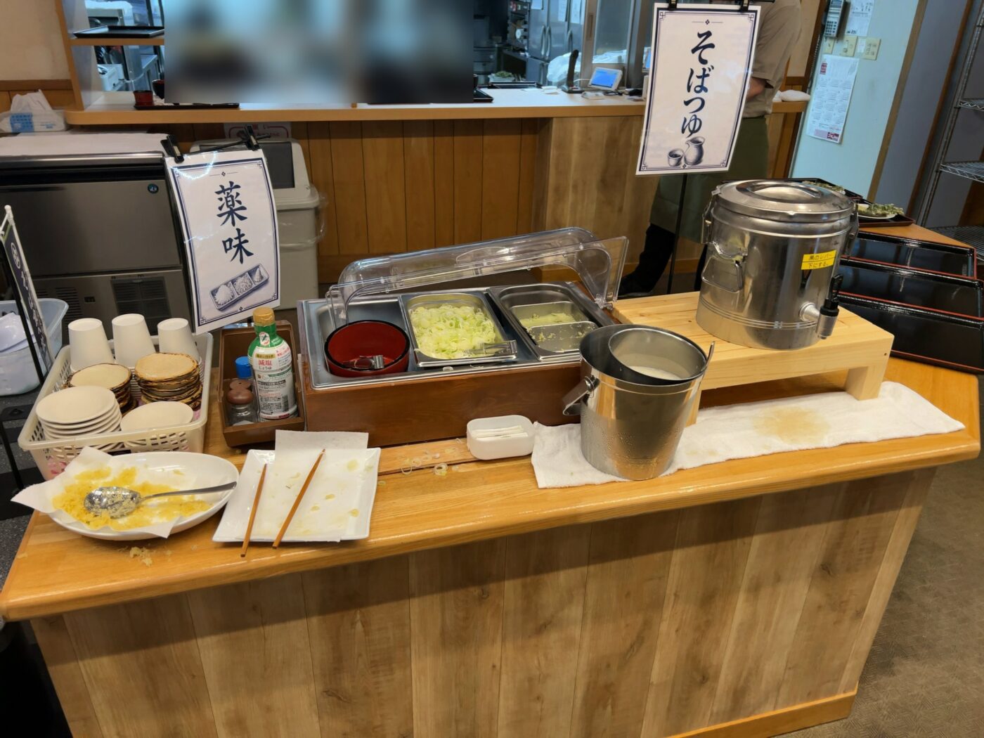 レストハウスゆのさわの薬味とそばつゆのコーナー