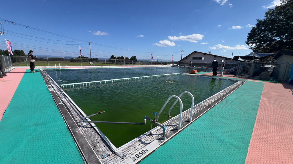 水深0.50Mの表示が残る小学校のプールを活用した釣り場全景